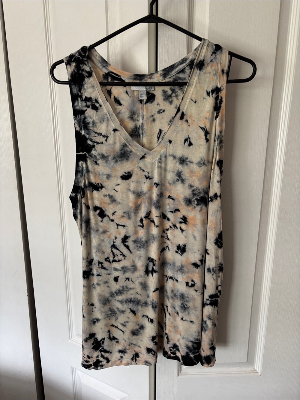 14th & Union Tie-Dye V-Neck Tank Top in Cream, Black and Tan